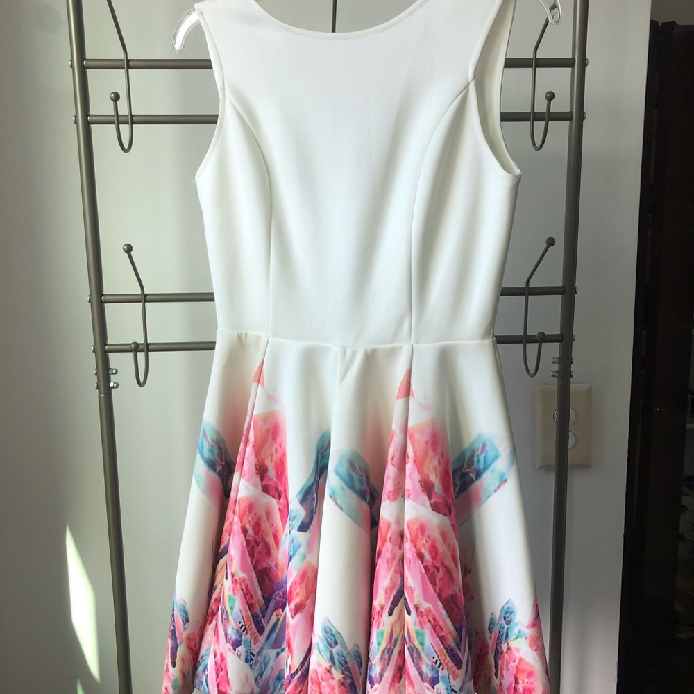 NEVER WORN plunging back white patterned dress